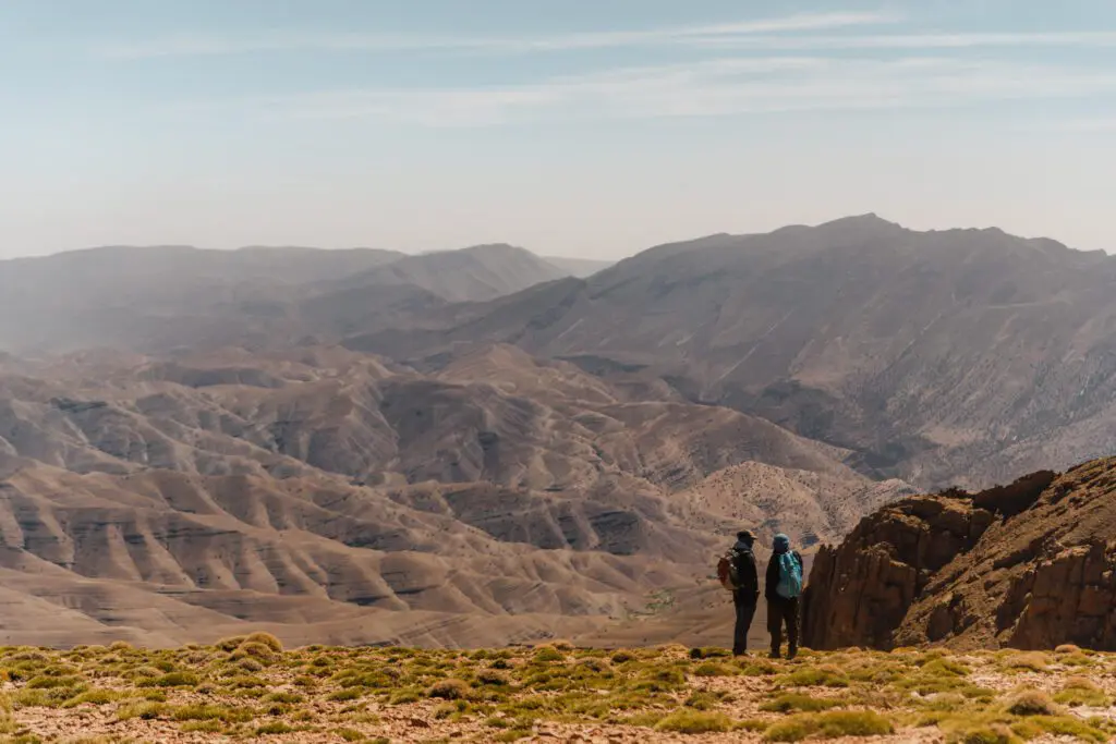 Deux randonneurs qui profitent de la superbe vue sur les montagnes de l'Atlas central