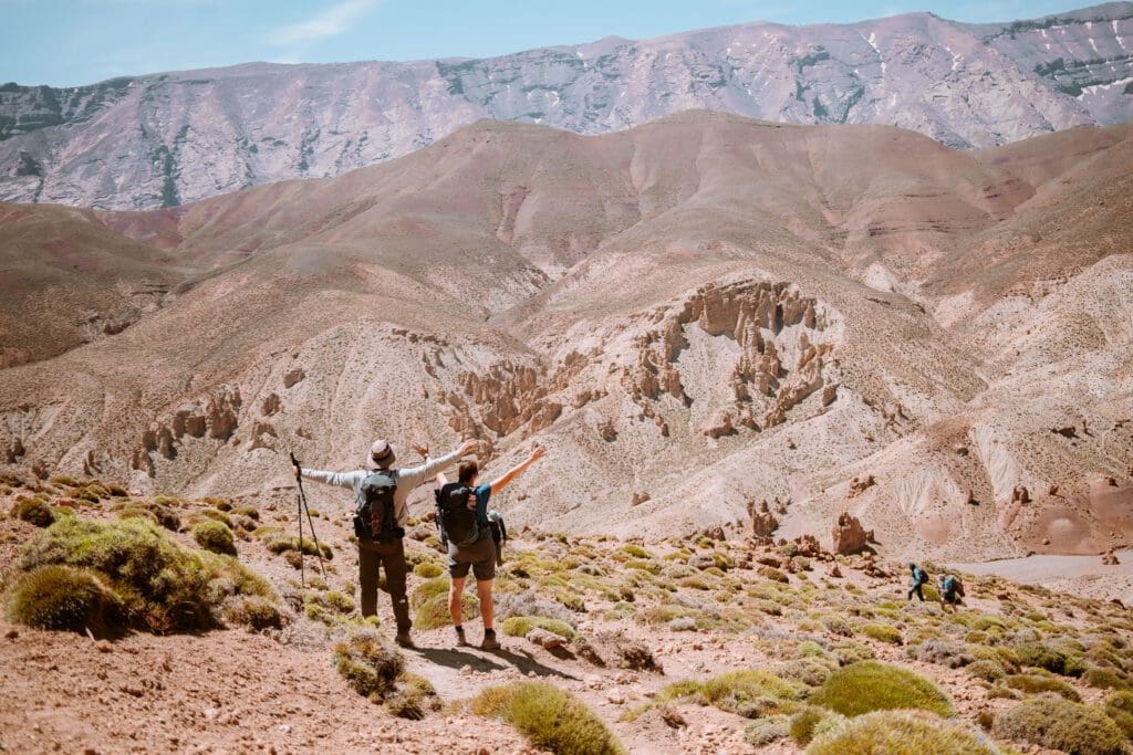 Twee wandelaars die het uitzicht op het Centrale Hohe Atlas vieren - Atlas Trail