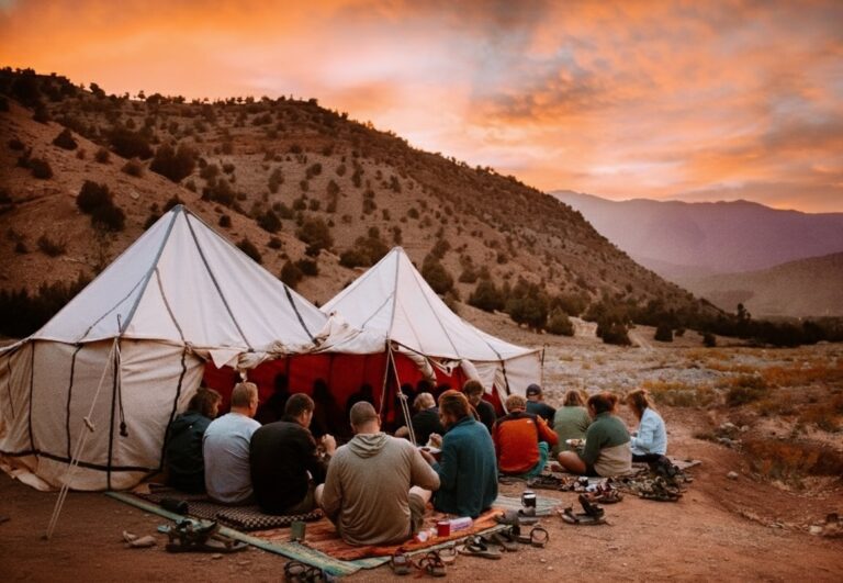 wandelaars die eten tijdens een trektocht in het Atlasgebergte - Atlas Trail